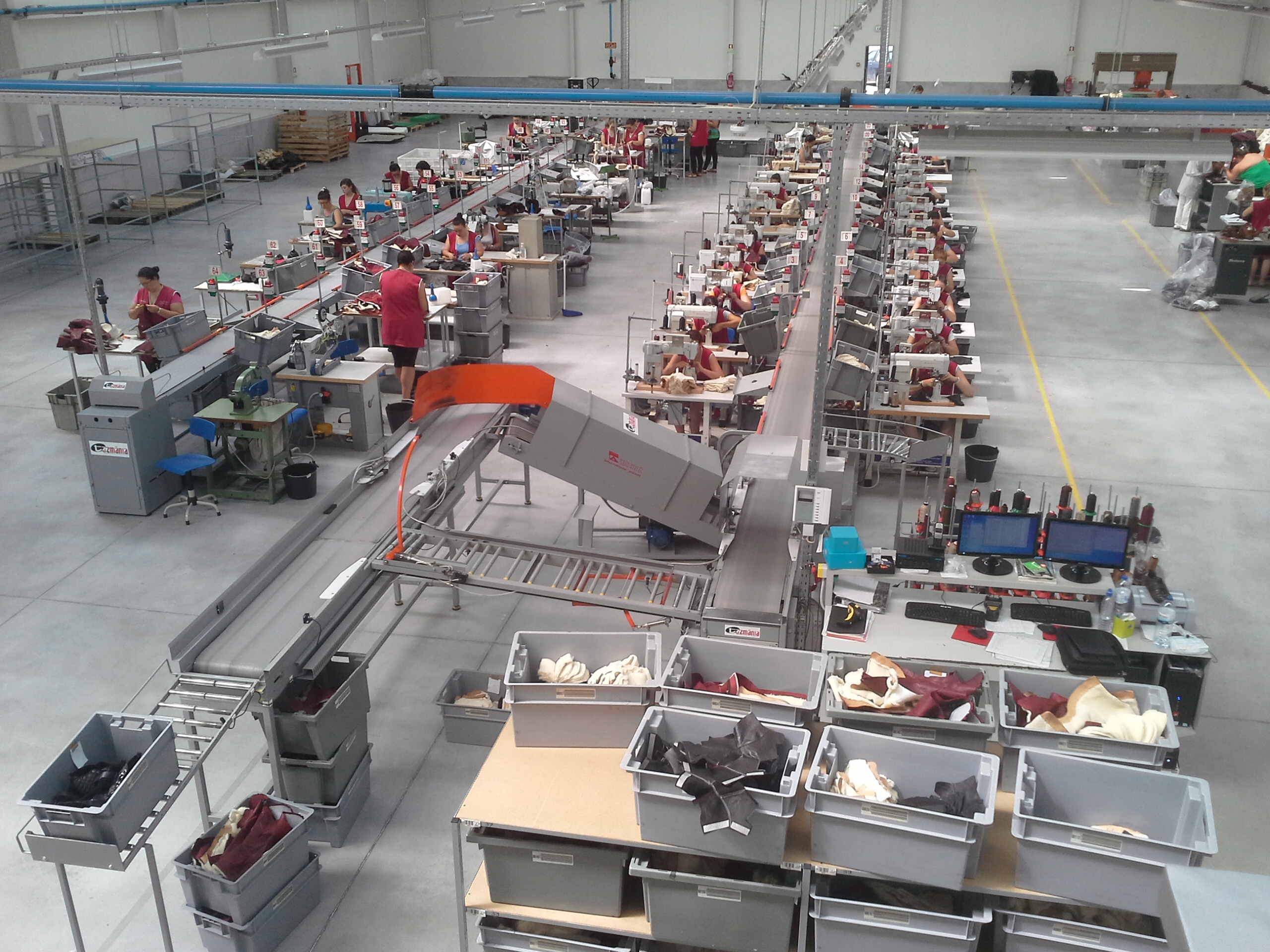 LOGIMOVE Semi-automatic è un sistema per la gestione della produzione nei tomaifici, che provvede al...