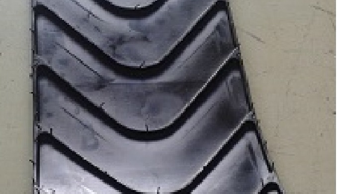 Oil and grease resistant conveyor belts