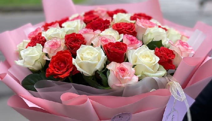 Троянди - це завжди про розкіш, красу, величність та неймовірний аромат. Напевно, саме троянди є най...
