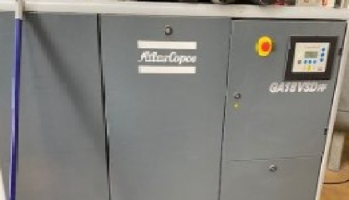 Compresor con velocidad variable y secador de aire de la marca Atlas Copco.
