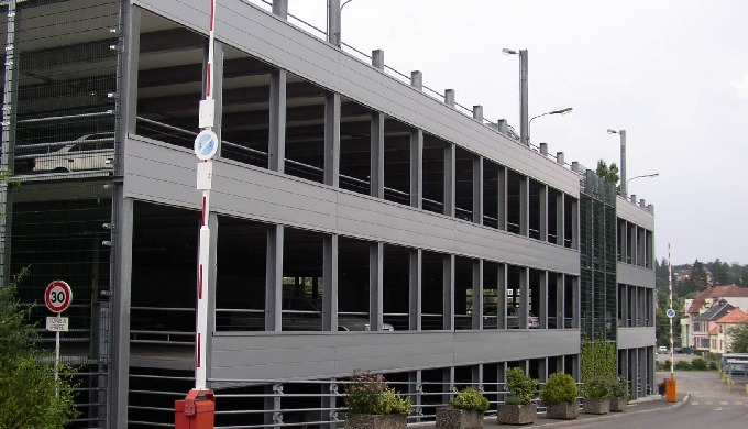 Parking a étages: Les parkings aériens multi-étages offrent des solutions personnalisées et optimisé...
