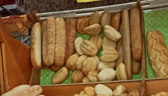 Un rincón donde podrás degustar nuestros panes y bollos recién hechos, fruta de temporada, miel y ta...