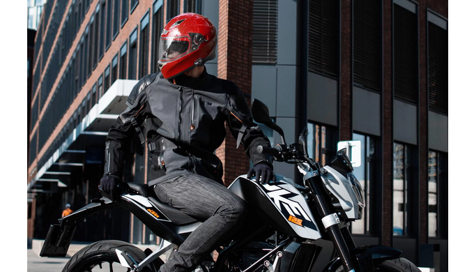 У світі мотоциклів та мотоспорту безпека завжди була пріоритетною. З розвитком технологій йдуть впер...