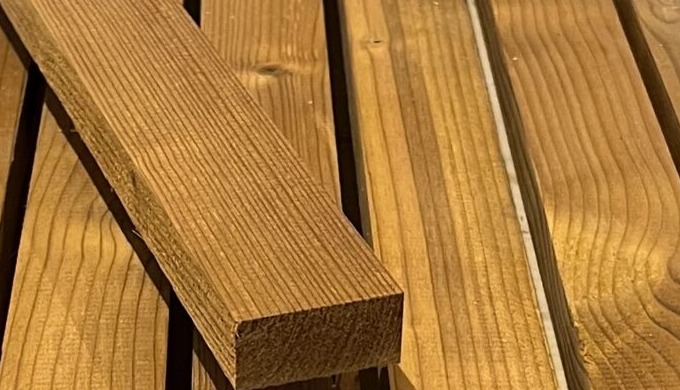 Flotte 21×45 mm. beklædningslister i Thermobehandlet Gran og Fyr. Listerne er høvlet på begge flader...