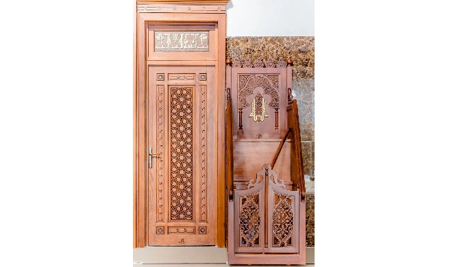 MIHRAB ET MINBAR Kortobia est extrêmement fier de créer des Mihrabs et Minbars exquis, alliant l'art...