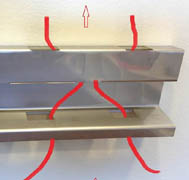 Ventilerat fästbleck i rostfri plåt. Hålen sitter intermittent för en säker ventilation.