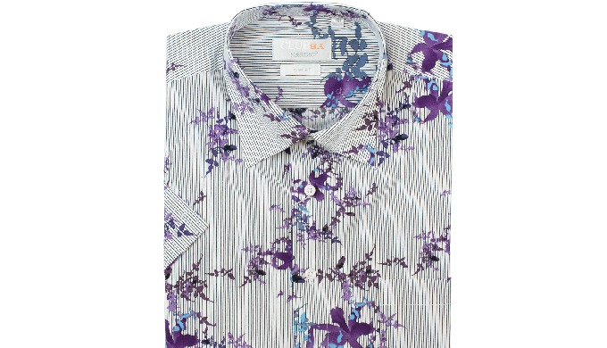 Vasaras kokvilnas krekls ar drukas rakstu un īsām piedurknēm. Košās ziedi dod kreklam unikālu stilu.