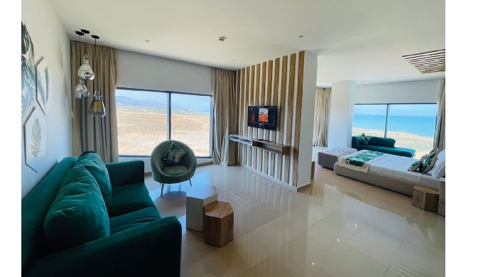 La suite de Zina Beach est l'incarnation du luxe et du confort. Avec des espaces spacieux et élégamm...