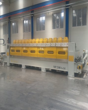 Mermer plakalarının yüzey pürüzsüzleştirme ve cilalanması işlemini, kesintisiz konveyör sistemi ve ç...