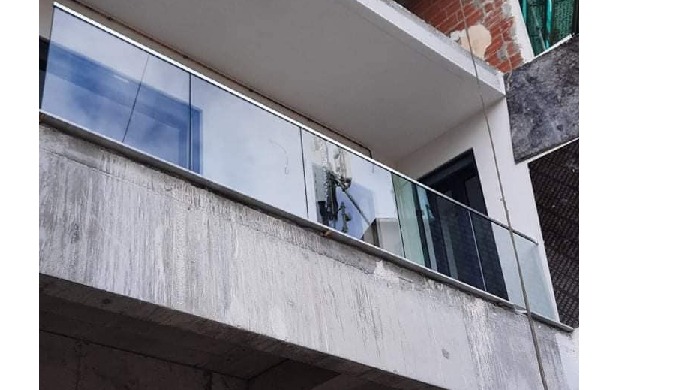 Le garde-corps en verre est une solution moderne et sécurisée pour vos fenêtres, balcons et escalier...