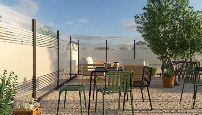Fixed pane windbreak system, designed for the perimetrical enclosure of outdoor spaces – especially ...