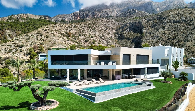 Te presentamos esta magnífica villa situada en la exclusiva zona de Altea la Vella, una propiedad qu...