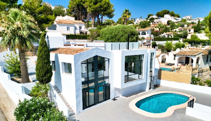 Esta impresionante villa, de Premium Villas Costa Blanca, en la prestigiosa zona de Moraira, ofrece ...