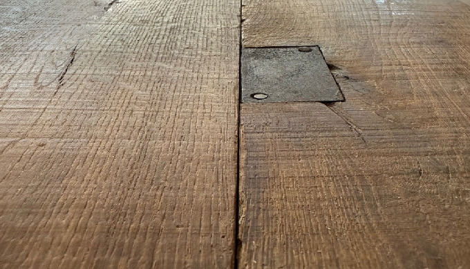 Parquet Arbony hors du commun, aspect plancher de wagon ! Ce parquet a été brossé pour lui donner un...