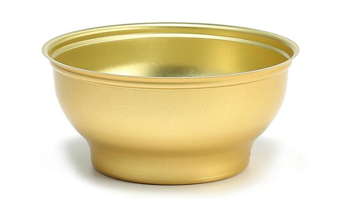 金铝碗又称金色铝箔碗、高端金箔锡纸碗，采用食品级 8011 铝合金箔一体冲压成型，外壁做哑光 / 亮面金色涂层，内壁保留原生纯铝层，符合国标《GB 4...