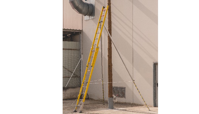 Escalera de fibra autoportante para postes de madera Escalera de fibra con apoyo en postes de madera...