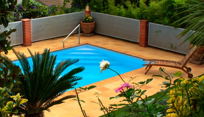 Baldosas y bordes de piscinas de gres rústico