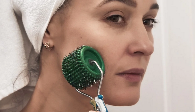 The Lyapko Facial Roller is a cutting-edge skincare tool designed to revolutionize your beauty routi...