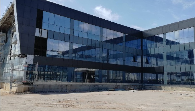 En Cours MISE EN OEUVRE DE : Mur rideau type Vitrage Extérieur Collé – VEC ; Façade ventilée en pann...