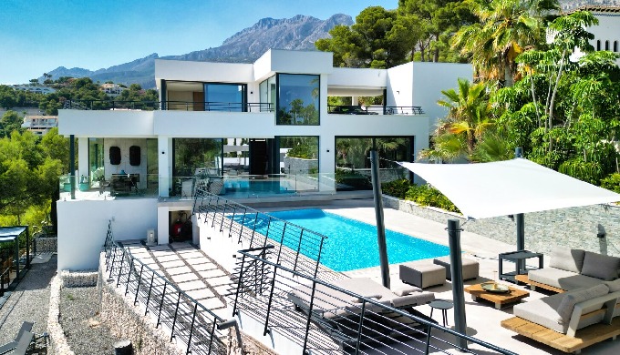 Descubra con Premium Villas Costa Blanca el pináculo de la vida costera de lujo en España con esta e...