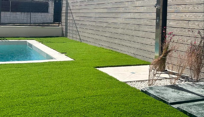 En EME Proyectos de Paisajismo somos especialistas en la instalación de césped artificial en Cantabr...