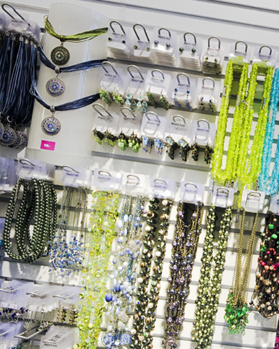 Om du säljer klockor, smycken och liknande accessoarer är hög modegrad på butiksinredningen ett måst...