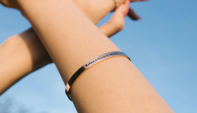 Personliga armband med gravyr: Perfekta f&ouml;r f&ouml;retagsg&aring;vor och marknadsf&ouml;ring