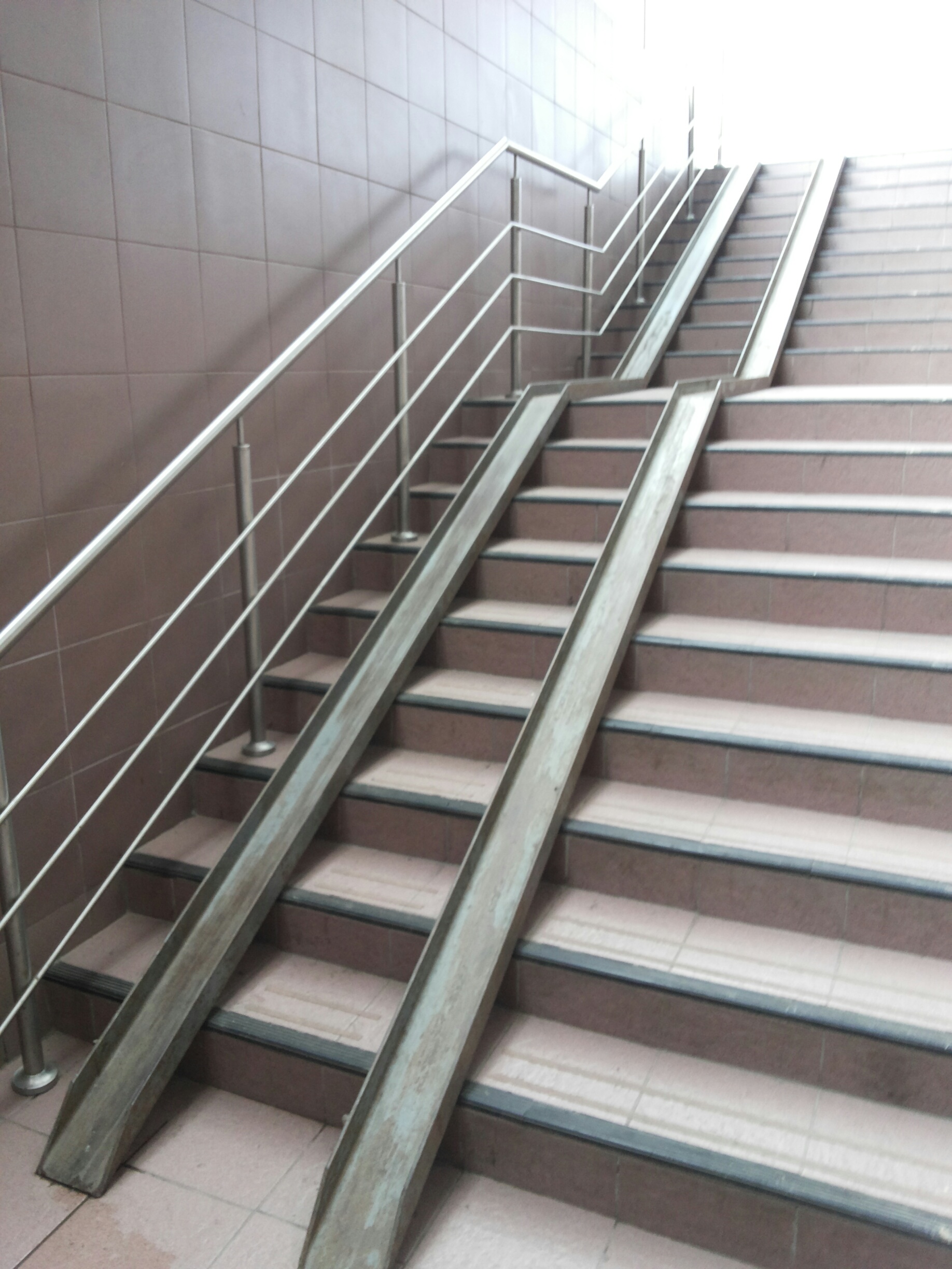 пандус металлический. пандус откидной сталь 3мм. откидной пандус в подъезде для инвалидов. аппарель пандус рампа для мгн. пандус откидной "книжка", al3.