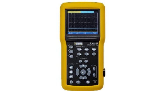 Protégé contre les chocs et IP54, l'oscilloscope HANDSCOPE CA 942 tient parfaitement en main. Ergono...