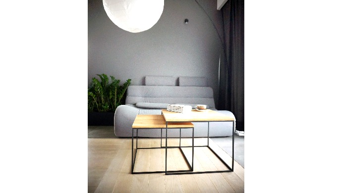 Peber sæt af to sofaborde, metal konstruktion, med pulverlakeret bordplade fra møbler.
