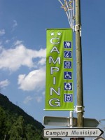 Les panneaux publicitaires Kakémonos ou appelés aussi calicots sont imprimés numérique en haute défi...
