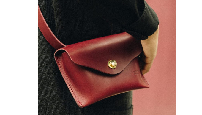 Pièce de maroquinerie artisanale. Ce sac en cuir pleine fleur au tannage. Avec ses dimensions compac...