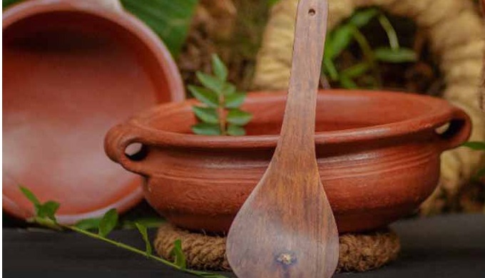 Clay pots are considered the most healthy utensils for cooking all kinds of food. Hand made Clay/Ear...