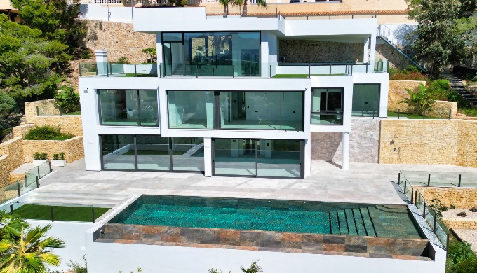 Villa con vistas panorámicas al mar y a la montaña, situada en Altea Hills, la urbanización más segu...