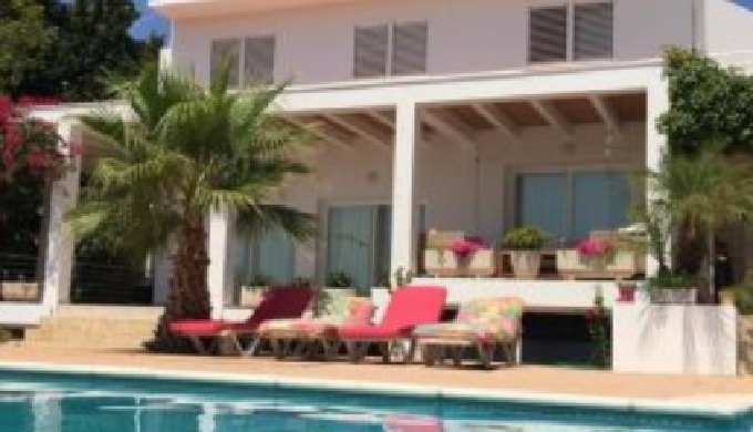 Esta maravillosa Villa ofrece un sótano con luz natural de 150m. Una planta baja de 140m equipada co...