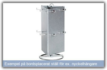 Exempel på bordsplacerat skyltställ för t.ex. nyckelhängare.