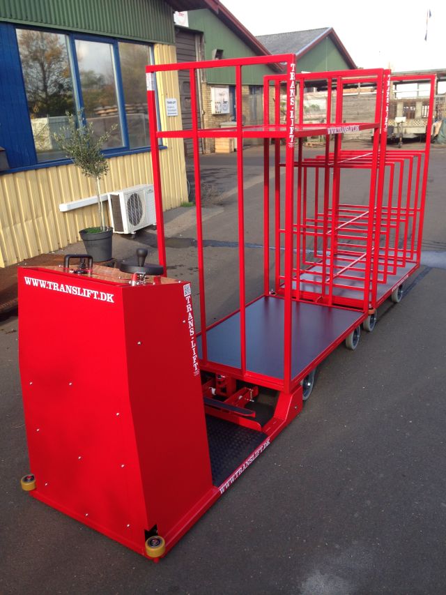 Maneuverable and stable Electric Towing Vehicle in narrow warehouse areas. Standing or seated driver...