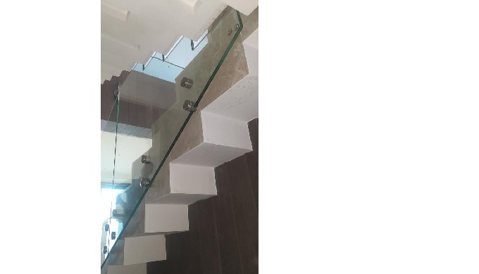 Rampe d'escalier en verre réalisée par nos équipes TiziVitrana. Nous proposons également d'autres mo...