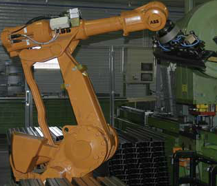 Stansning av rör utförs i en helautomatisk robotcell.