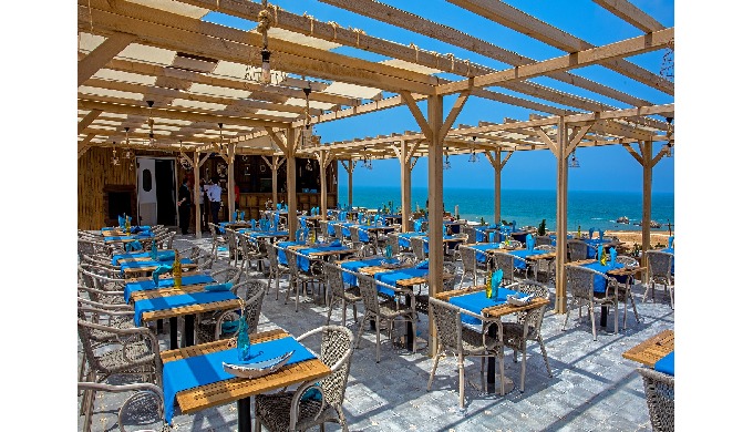 Que ce soit pour une pause détente en journée ou un dîner décontracté en soirée, la terrasse snack v...