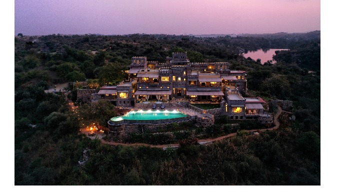 Book luxury lake view resort in Udaipur, Rajasthan. Spacious rooms, private villa & wildlife res...