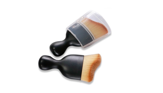 The curved-cut brush glides smoothly along facial contours, delivering quick and even coverage on wi...