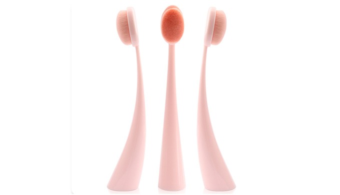 This quick foundation brush features a dense, ultra-soft head that delivers smooth and even coverage...