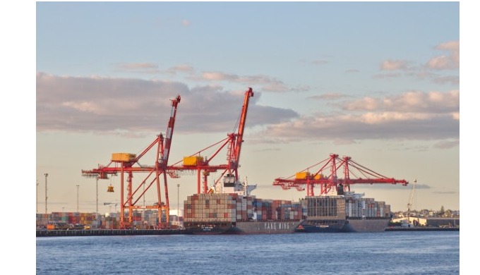 Când expediați bunuri prin mijloace terestre, maritime sau aeriene Camion plin cu marfă, un palet sa...