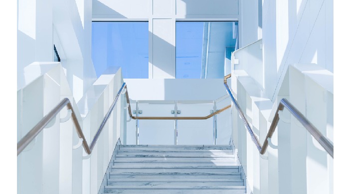 Gardes corps et rampes d’escalier : à remplissage (vitré), à barreaudage en aluminium et sur muret