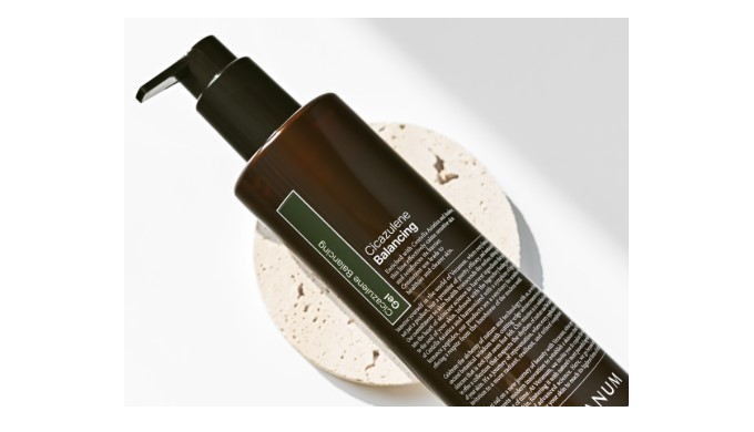 Creates a moisture barrier on the skin to immediately replenish and retain moisture, maintaining fir...