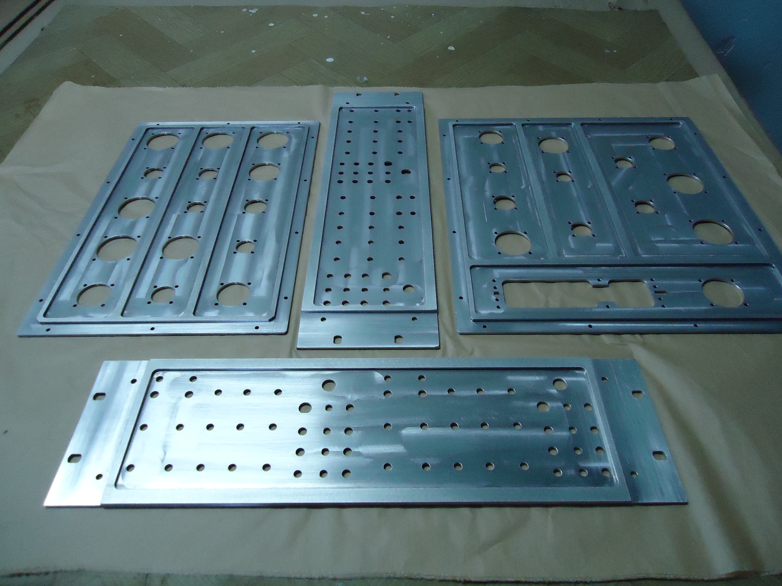 Executie panouri tablou comanda pe masini CNC