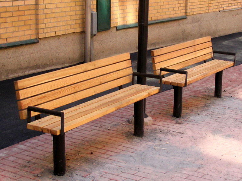 Vi har bänkar i flera olika utföranden och versioner. Med eller utan ryggstöd, armstöd eller med sit...