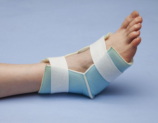 Con tiras de sujeción ajustables mediante Velcro.