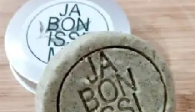Este champú sólido fortificante con romero y shikakai está elaborado con tensioactivos suaves, y sus...